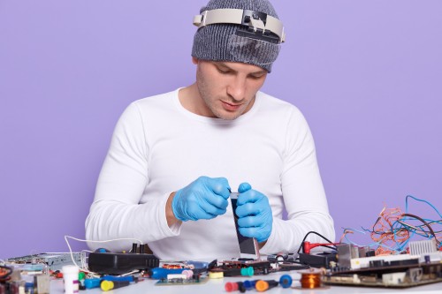 master-assembles-phone-fix-it-with-replacing-new-battery-screen.jpg